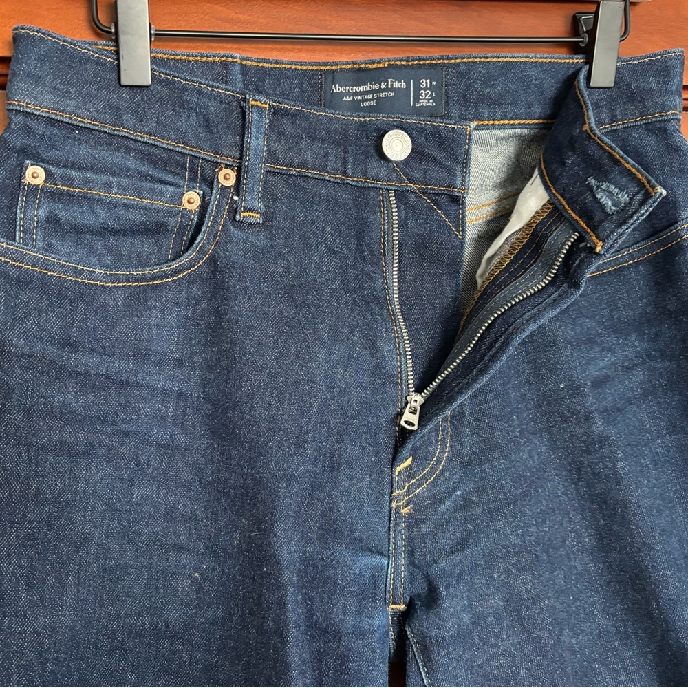 Abercrombie & Fitch Loose Fit Men’s Jean in Dark Rinse (31x32)